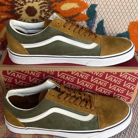 Vans WMNS Old Skool
Mini Cord Green/Brown
VN000ZNIT20A

Old Skool Corduroy - Picture 3 of 16